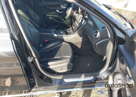 2017 Mercedes-Benz C 300 z USA, uszkodzony, nr VIN 55SWF4JB7HU186678